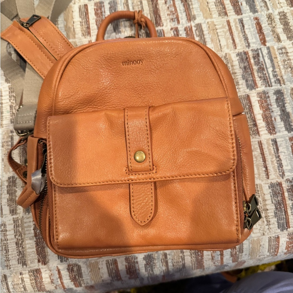 Unique Minooy all leather convertible bag
